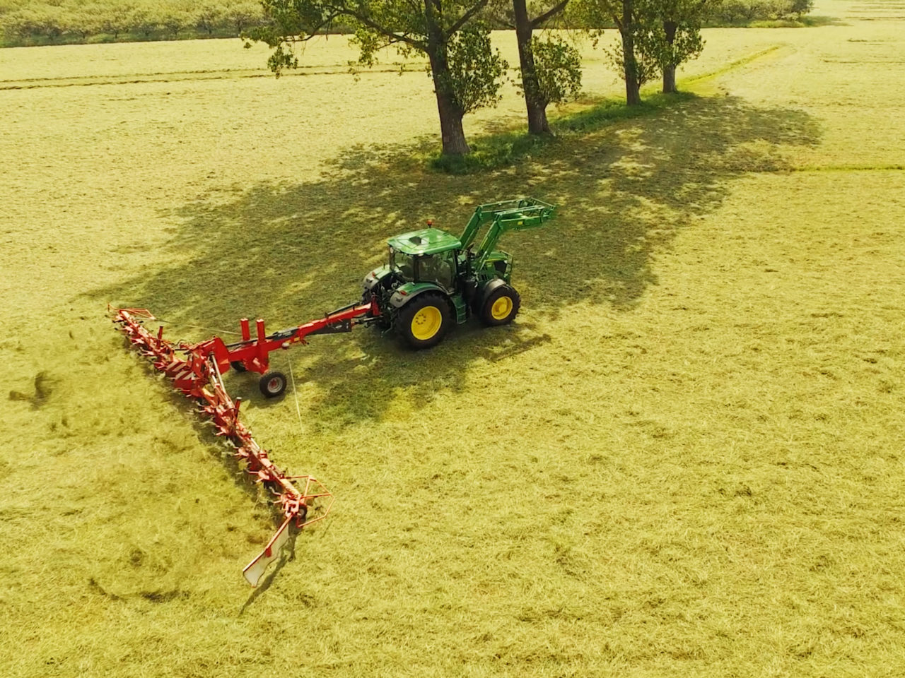 Luftbild Traktor von Speers Hoff lüftet die Gräser für Nager auf den eigenen Marschwiesen
